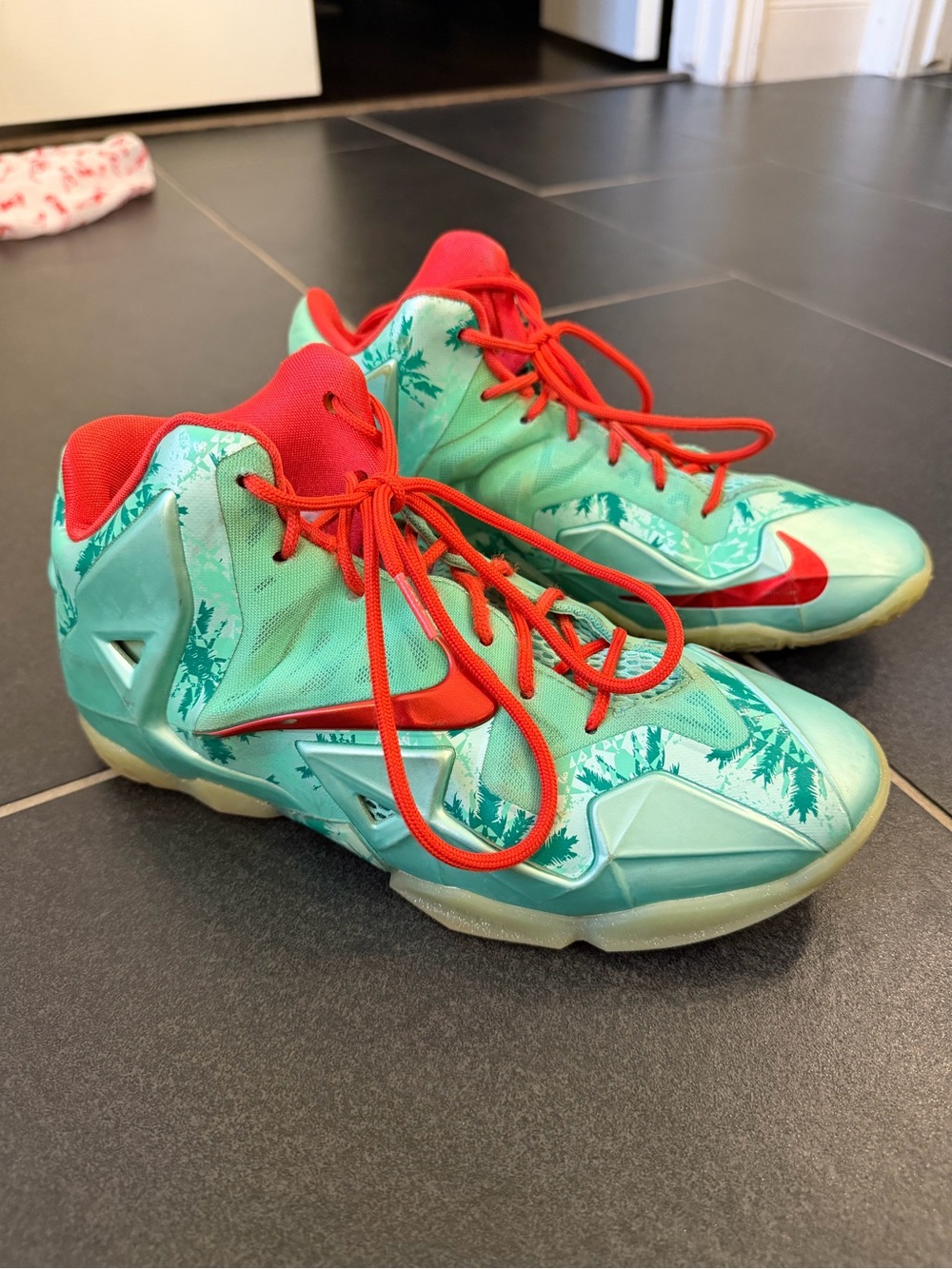 Nike LeBron 11 GS Christmas Green Glow 6Y Women’s 7.5 621712-301
